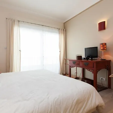 2-br In Center Apartment *